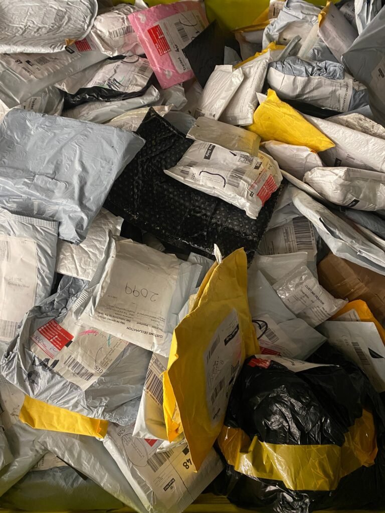 Nedoručené zásilky Royal Mail – plný kontejner — ilustrační fotografie z Buyers Hub